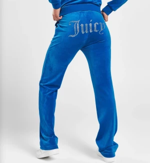 Juicy couture velour byxor  - Säljer dessa Juicy Couture byxor i en sån fin blå färg då jag inte längre får användning av dem. Alla paljetter är kvar och byxorna är i jättefint skick! Priset går att diskutera 🫶🏻