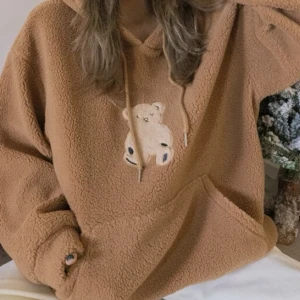 Brun björn hoodie med snörning - Använts 1 gång! Jätteskön och passar till vintern eller bara om man vill ha myskläder hemma <3