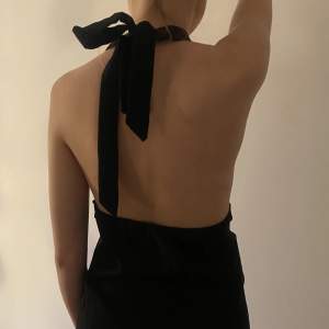 Säljer en populär svart halterneck-klänning ifrån H&M i storleken 34(kortklänning)💗Perfekt till sommaren!