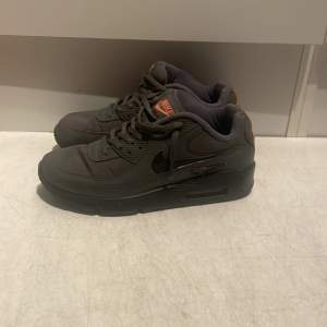 Säljer ett par air Max 90 då det inte passar längre. De är i storlek 38,5.