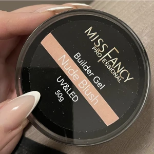 Builder gel  - Builder gel nude blush använd på 2 set så inprincip hela är kvar. Köpt för 420kr den innehåller 50g så den är stor