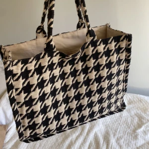 Väska  - Snygg och rymlig! Inte använt så mycket så den är i bra skick! Jag kan skicka fler bilder om så önskas💓