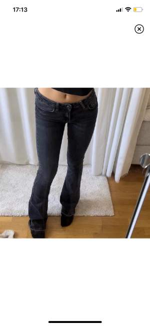 Ett par jätte snygga lågmidjade jeans från zara i storlek 34,  slutsåld på hemsidan, direktpris är 400 kr+frakt 💕