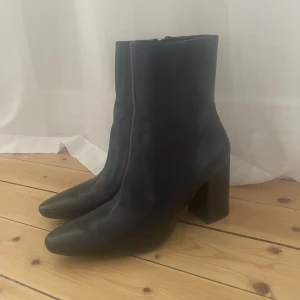 Svarta klackar med spetsig tå - Skorna är endast använda en gång så det finns inga defekter alls! Storlek 39 men passar mig som brukar ha 38 på skor. 