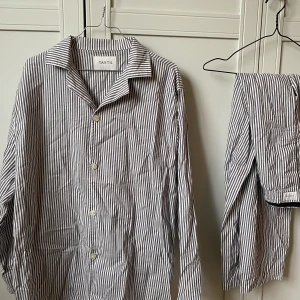 Pyjamas set - Helt Ny Taktil by Volt Jättefina Herr Randig Relaxed Fit Pyjamasset Långärmad Skjorta + Byxor Strl L i Grå / Vit Färger. Material: 100% Organic Cotton / Ekologisk Bomull . Vid köp ingår båda Nypris: 999 kr.