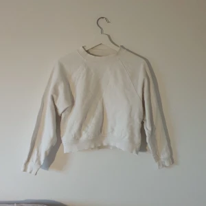 Vit sweatshirt - Basic vit tröja. Säljer pga att den är för liten💘🤙🏼😽