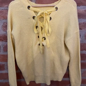 Tjock tröja  - Gul v ringad tjocktröja.  