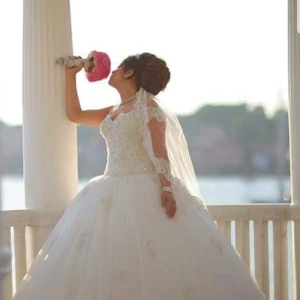 7000 - Säljer brudklänning Storlek jag hade var 34/36  Men du kan själv justera storleken pga klänningen har korsett bak så klänningen kan justeras upp eller ner till din egna storlek. 