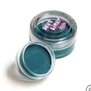 Blågrön vattenaktiverad eyeliner. Aldrig använd. Köp gärna ”köp nu” 🎀