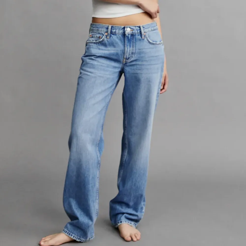 Säljer ett par ljusblå jeans från Gina Tricot för 300kr i nytt skick. 💕 Nypris 500 kr. Jeansen ser mörkare ut på bilderna pågrund av ljuset. Säljer eftersom de är lite långa på mig som har korta ben. Pris går att diskutera. . Jeans & Byxor.