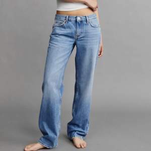 Säljer ett par ljusblå jeans från Gina Tricot för 300kr i nytt skick. 💕 Nypris 500 kr. Jeansen ser mörkare ut på bilderna pågrund av ljuset. Säljer eftersom de är lite långa på mig som har korta ben. Pris går att diskutera. 