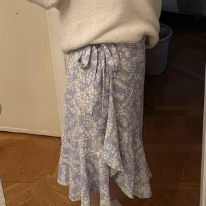 Ljusblåa långkjol  - Ljusblå kjol i storlek 36 från Ginatricot🤩 den är i väldigt bra skick!