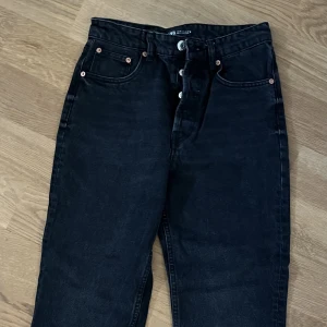 Svarta jeans från Zara - Snygga svarta jeans från Zara som blivit för små för mig! Bra skick.