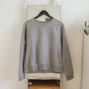 En fin och mjuk tröja i färgen grå. Passar perfekt att ha t.ex. över en skjorta eller en vanlig t-shirt.