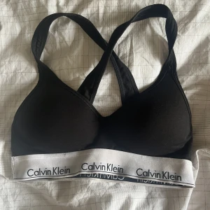Calvin klein topp - Säljer min Calvin klein topp med inlägg för att den är för liten och kommer inte till använd💕den är som ny inga skador❤️ för intresse skriv🥰
