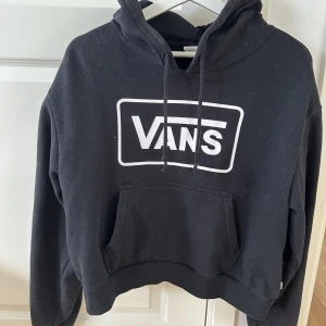 Vans hoodie - Svart hoodie med vans tryck. Använd men fint skick. Strl M. Pris kan diskuteras. 