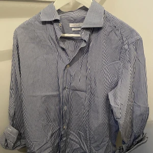 Skjorta J.Lindeberg  - Skjorta från J.Lindeberg. Regular fit, sitter lagom slimmat. Storlek 41.