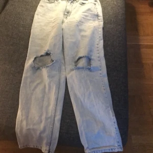Jeans storlek 152  -  Ett par jeans som har stora hål i knäna lite tajt Vilar i låren men allt annat är bra