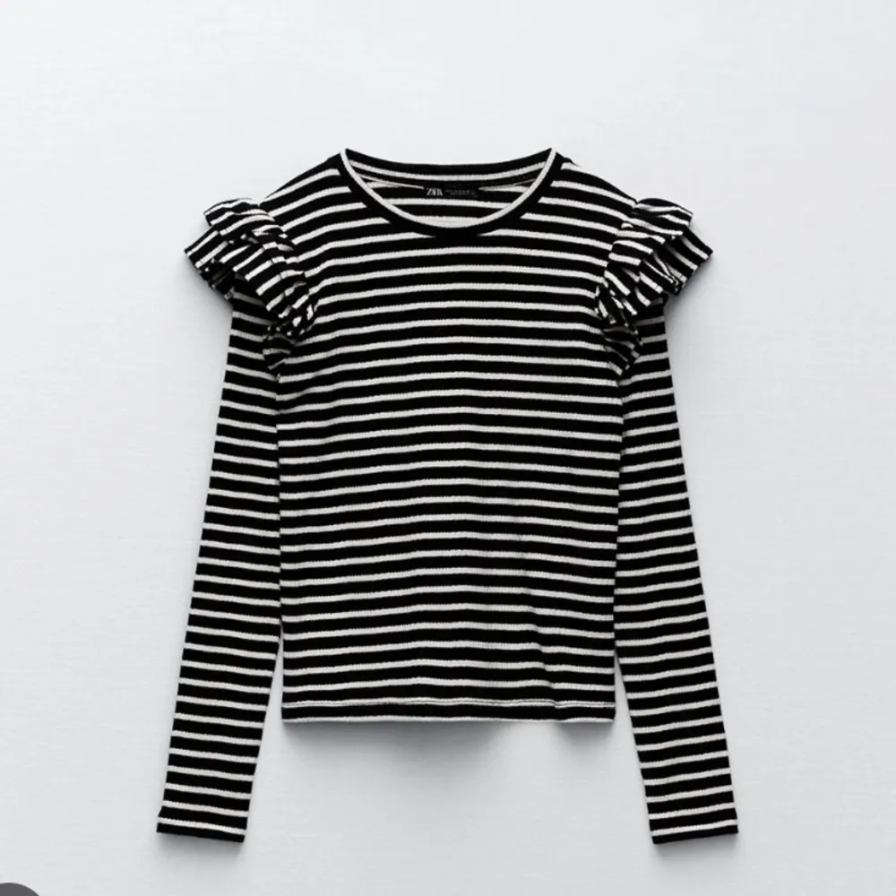 Säljer denna jättefina randiga tröja med volang från Zara. Bra skick. Kontakta för fler bilder. Nypris: runt 300 kr. 💓. Toppar.