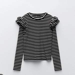Säljer denna jättefina randiga tröja med volang från Zara. Bra skick. Kontakta för fler bilder. Nypris: runt 300 kr. 💓