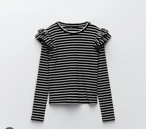 Randig tröja volang  - Säljer denna jättefina randiga tröja med volang från Zara. Bra skick. Kontakta för fler bilder. Nypris: runt 300 kr. 💓