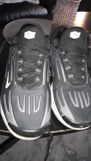 Nike skor  - Hej!  Jag säljer par skor   Märke:Nike Tn