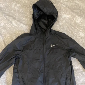Nike skal jacka - En tunnare jacka från Nike. Bra skick, inga defekter eller skador på plagget. Skriv om mer bilder önskas. Storlek XS