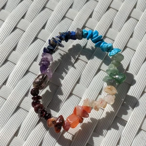 Kristall armband - Skriv privat om du vill köpa, Använd ej köp nu funktionen.   Frakt: 15kr  ❤️Chakra armband: Ametist, lapis lazuli, turkos, grön aventurine, citrine, karneol, granat  ❤️Tigeröga armband