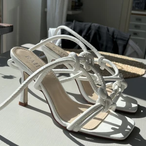 Fina klackar! - Fina vita klackar med snörning! Helt oanvända! Köparen står för frakt!🌸