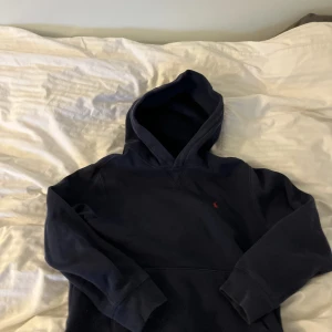 Ralph lauren hoodie - En fin Ralph lauren hoodie. Ett litet hål nära huvan därav priset.