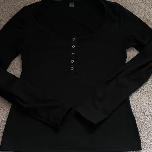 Tröja - säljer denna långärmade svarta tröja då jag inte tar på mig den ofta. Den sitter bra på mig som oftast har storlek XS/S, men den är lite för kort i ärmarna. Tröjan är i st XS🫶🏼