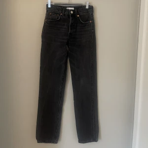 Jeans - Säljer dessa populära zara jeans. Modellen är straight leg och de är i bra skick💗✨💖