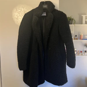 Jacka - En snygg lång ullkappa perfekt till kallare väder. Den är använd några gånger och är som ny.  Osäker vart den är ifrån dock Den är lång i modellen men jag är ca 170 cm. Den är i storlek M.