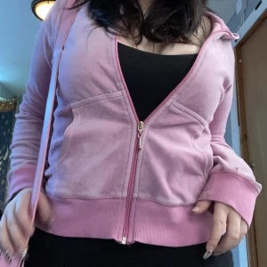 Rosa tröja💕 - Supersöt rosa tröja från ginatricot:) Använt skick, en litet litet hål långt ned på ärmen, skriv för en närmare bild!💕