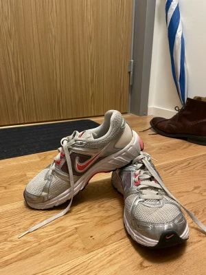Nike träningsskor - Vita Nike träningsskor i storlek 41. I fint skick men kommer inte till användning mer. Gratis frakt via appen tise