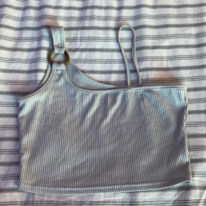 Topp  - Säljer denna grå/ljusblå toppen från SHEIN då den inte används längre. Bra skick och en väldigt fin sommar topp. Storlek M men skulle passa en S också!🌟