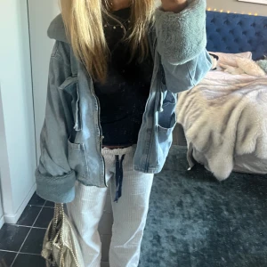 Jeansjacka med päls - Så snygg jeansjacka med päls från asos, säljs pga att den ej används. Använd kanske 3 gånger💘💘