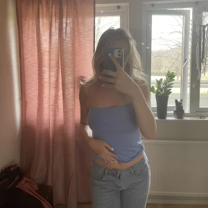 Topp - Säljer denna fina blåa toppen som passar både till fest och vardag💙