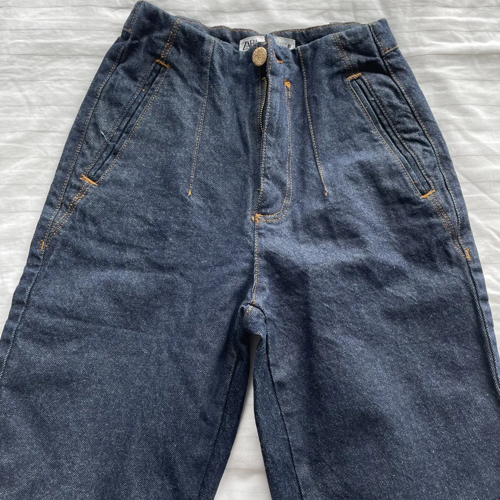 Knappt använda mörkblåa jeans från zara, Byxorna är lite baggy men formar sig bra vid midjan! 💞. Jeans & Byxor.