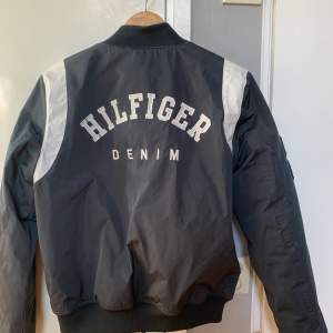 Säljer min Tommy Hilfiger jacka som har använts ett fåtal gånger. Ingen märken eller liknande på jackan. Jackan är i storlek S. Hör av er om ni har några frågor!