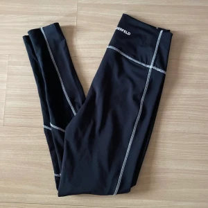 Svarta tränings tights från Karl Lagerfeld  - Svarta tränings tights från Karl Lagerfeld  Storlek XS / 34 Oanvända med lapp kvar