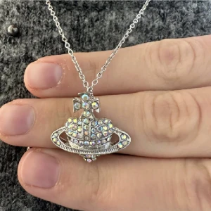 Halsband - Halsband som verkligen ser ut som vivianne westwood. Det är tyvärr inte äkta men ser väldigt äkta ut. 