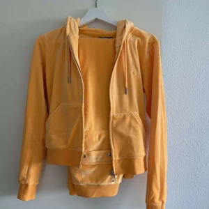 Juicy couture dress  - En jätte fin juicy couture dress använd endast en gång. Tröjan är storlek S och byxorna storlek M 