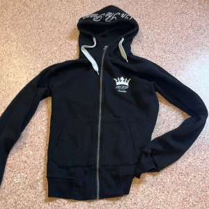 Står ej för posten slarv, kunden står för frakt  - Säljer min kofta för 75kr bra skick tvättas innan den skickas stårlek s Priset kan diskuteras 