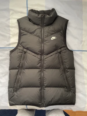 Puffer väst - Säljer nu min gamla nike väst eftersom den inte längre kommer till användning. Västen köptes för 1100 kr och säljer den för 500, kan diskuteras vid snabb affär. Västen är i storlek S men passar även M