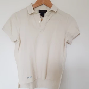 Äkta Ralph Lauren  - Äkta piké inköpt i Ralph Lauren butik i New York 🍏. Nyskick aldrig kommit till användning.  Fantastiskt kvalitet som håller kommer från rök och djur fritt  hem.  Pris kan diskuteras bara att skriva privat 😊