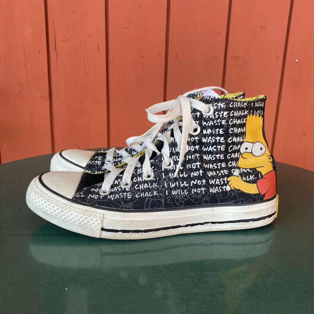 Säljer dessa coola Converse med Simpsons motiv då de ej har kommit till användning! De är alltså nästan oanvända och är därför i jätte bra skick😊. Skor.