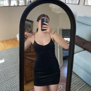 Svart glittrig klänning  - Söt klänning som glittrar. (Inga paljetter)  Tänk att den inte riktigt sitter som den gör på mig för den är egentligen ganska så liten på mig. Jag skulle gissa att den passar perfekt på en xs.