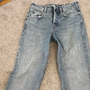 Zara jeans - jättefina jeans från zara som tyvärr är för små för mig💓de är medelhöga i midjan💓 lite slitna i midjan och längst ner (bild 2 och 3)💓 köpta för 399 kr💓 använd gärna ”köp nu”!