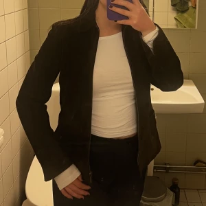 VINTAGE SKINNJACKA MOCKAJACKA - Vintage mockajacka i fantastisk mörkbrun färg säljes. Strl: M